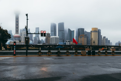 雨天被云雾笼罩的陆家嘴建筑群