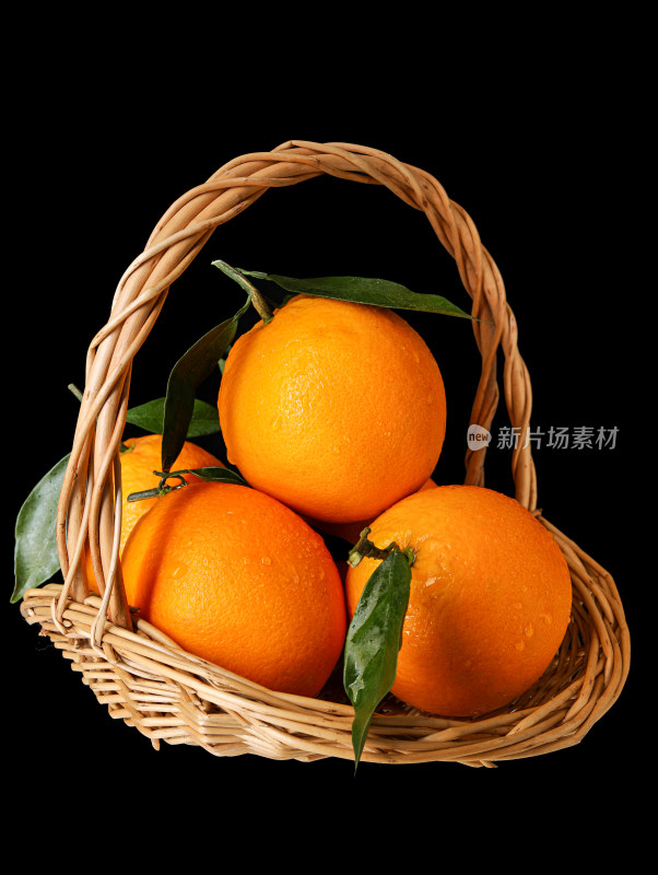 黑色背景上的一篮子新鲜水果赣南脐橙