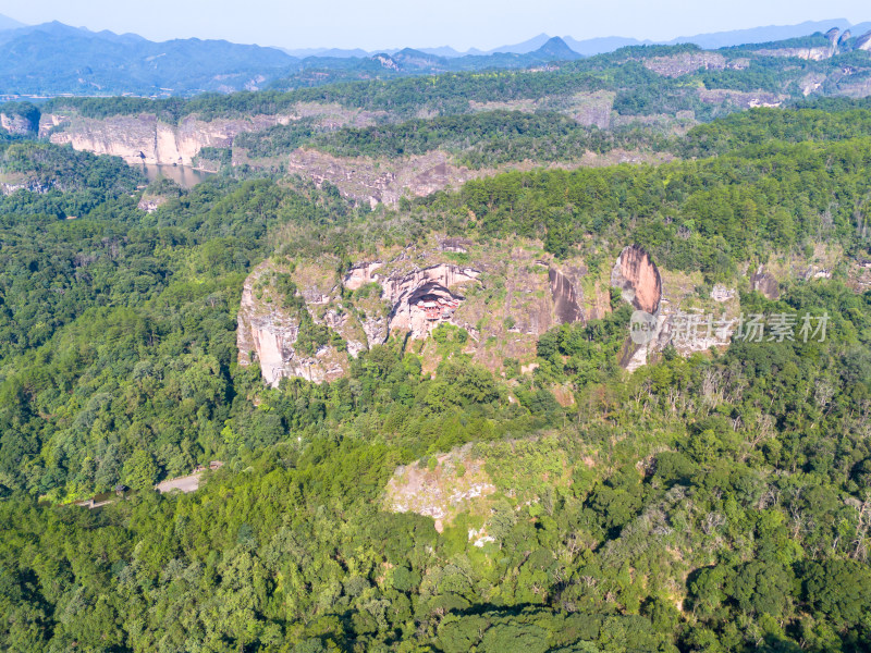 青山绿水城市风光航拍图