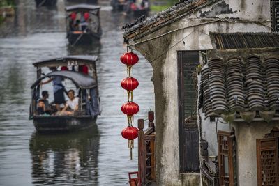 浙江嘉兴西塘古镇江南水乡乌篷船划船