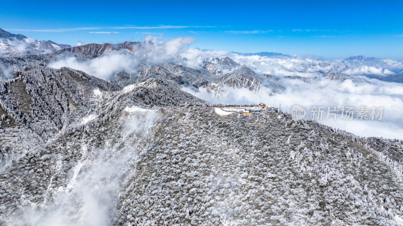 成都西岭雪山日月坪与远处的四姑娘山