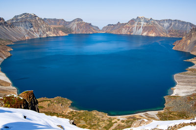 南坡拍摄雪后蓝天下的长白山天池火山湖全貌