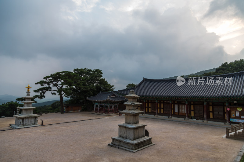 韩国寺院的白塔