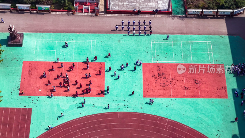 校园操场学生体育锻炼课间操户外运动航拍图