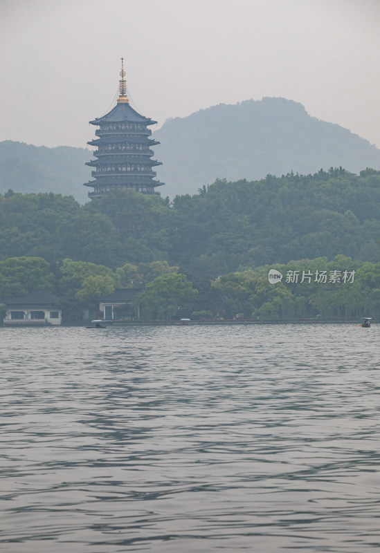 杭州西湖雾色雷峰塔