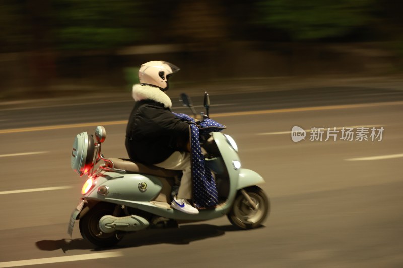 夜晚骑电动车的人