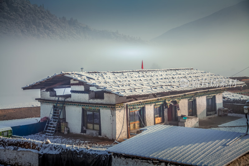 下雪后的民房