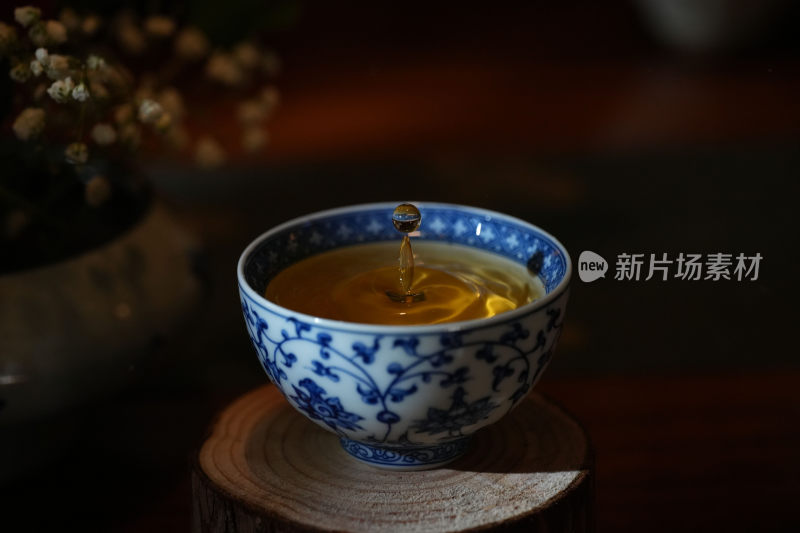 青花瓷茶杯有质感的茶汤