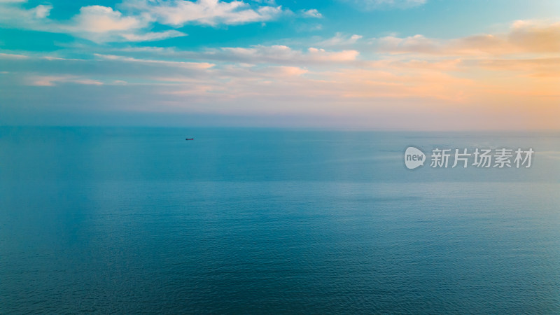 航拍视角的天空大海自然风景