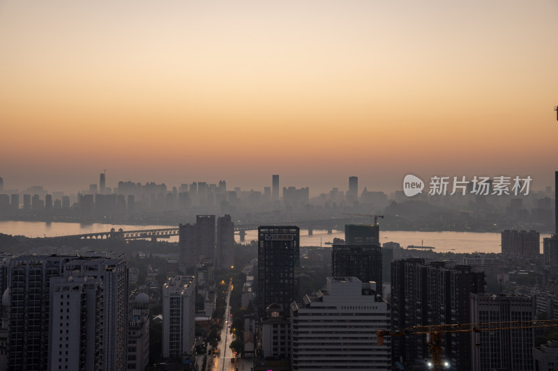 湖北武汉城市清晨晨雾