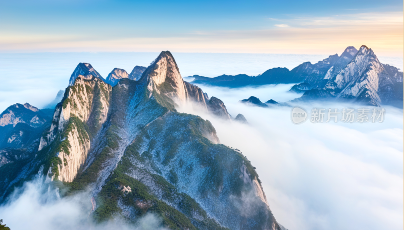 云雾缭绕的壮丽华山山景