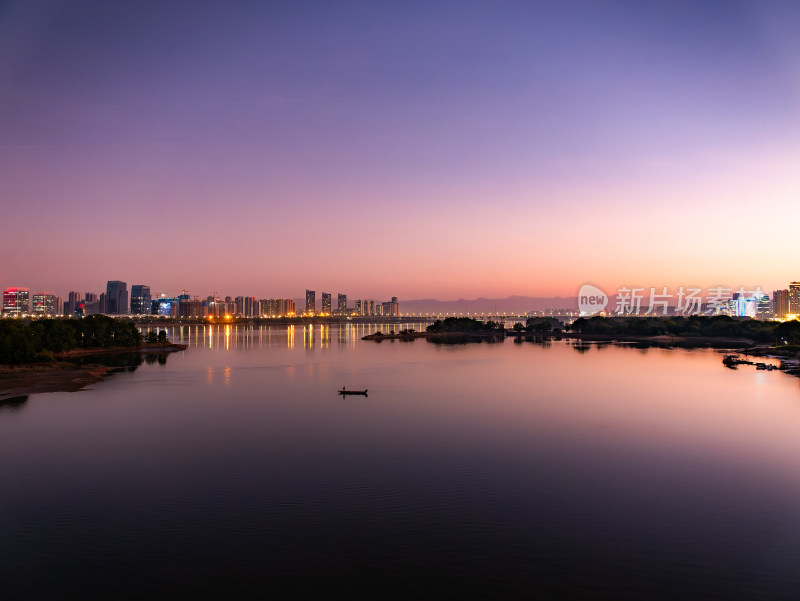 城市黄昏江景