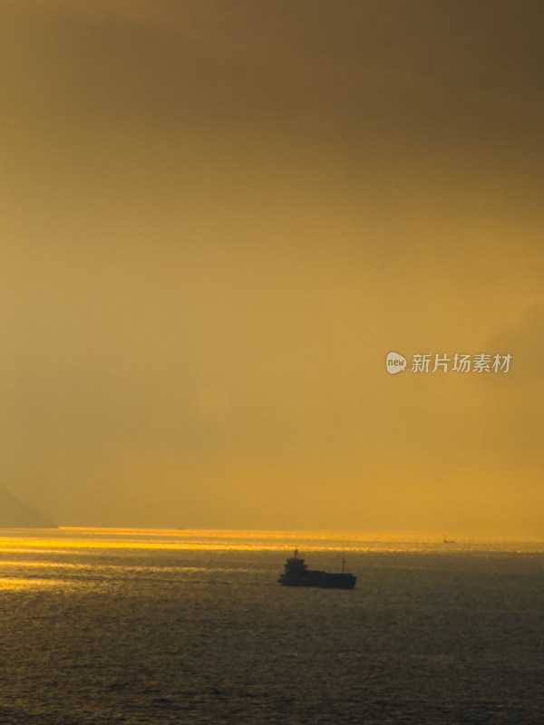 日落时海景映衬着戏剧性的天空