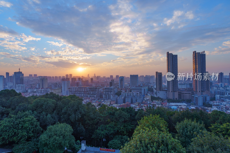 佛山魁星阁俯瞰城市高楼建筑群与夕阳晚霞