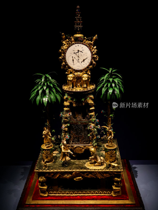 故宫博物院英国铜镀金人戏狮象驮钟