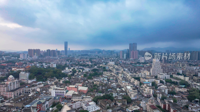 城市极端天气暴雨来袭航拍广东中山