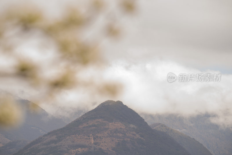 云雾缭绕的山峰景致