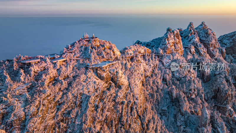 河南老君山清晨雪后云海日出航拍