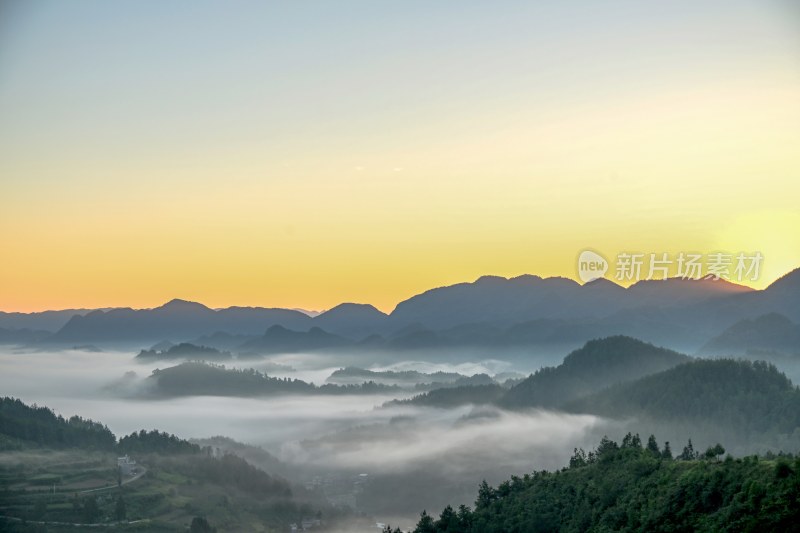重庆酉阳：破晓时分的壮丽山河