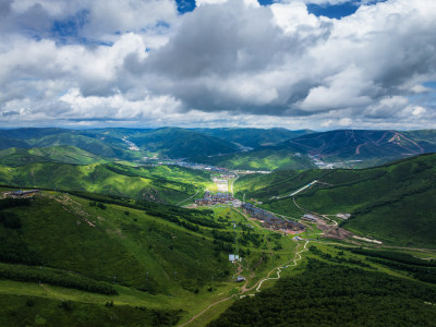 俯瞰崇礼张家口太舞度假小镇森林山谷美景