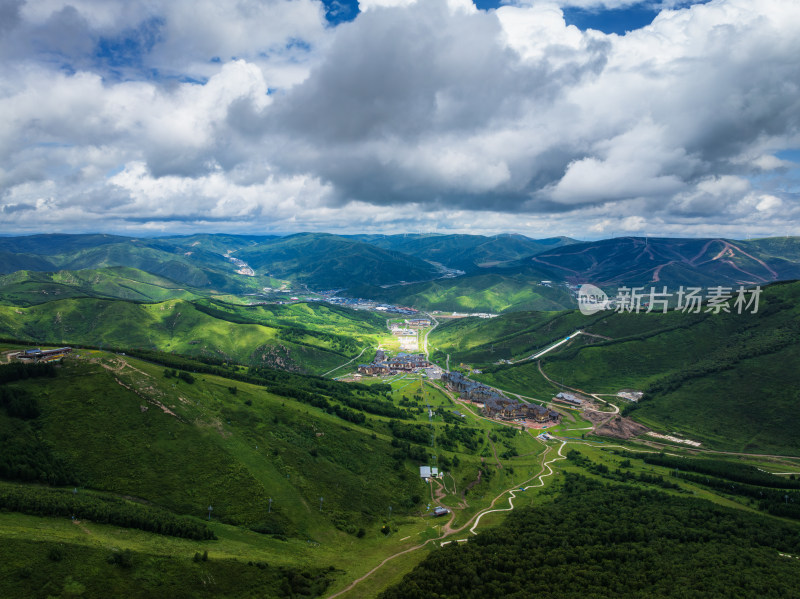 俯瞰崇礼张家口太舞度假小镇森林山谷美景