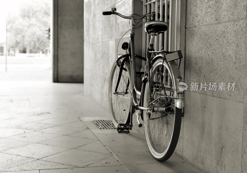 靠墙停放的老式自行车