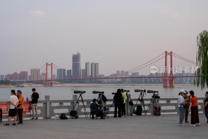 武汉长江大桥附近拍照的摄影人