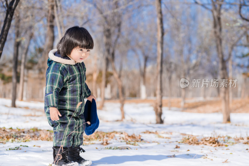 中国北京在公园雪地里玩耍的女童