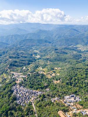 航拍被森林环绕的景迈山村庄全景