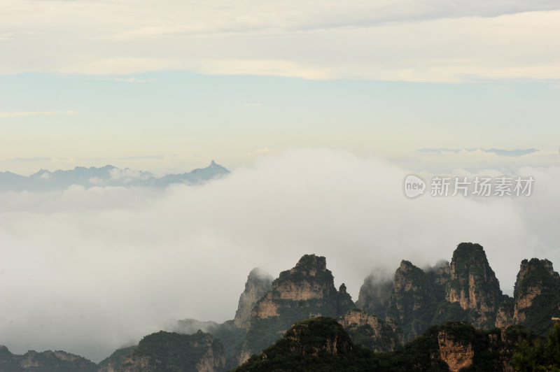 夏日云雾缭绕狼牙山雄奇景象河北保定旅游