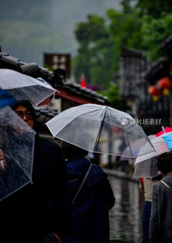 阆中古城 雨伞 下雨天 行人