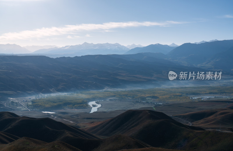 新疆伊犁特克斯县晨雾中的山谷