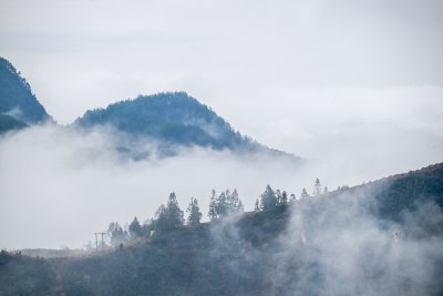 重庆酉阳：雾气中的山村田园