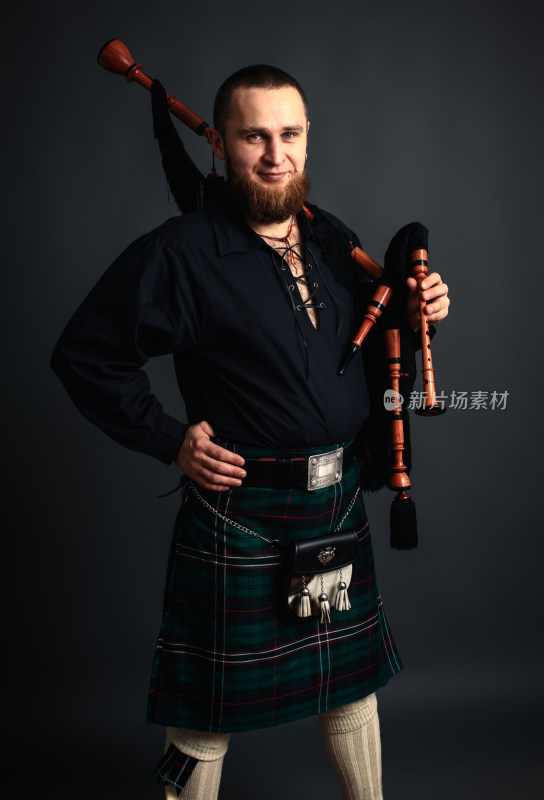 穿苏格兰裙持风笛的男子