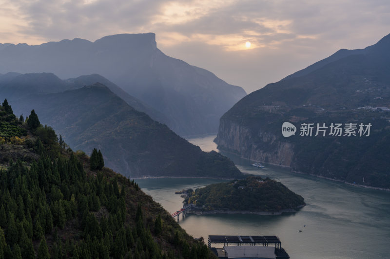 长江三峡奉节瞿塘峡日出风光