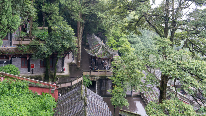 游客们冒雨游览成都都江堰景区