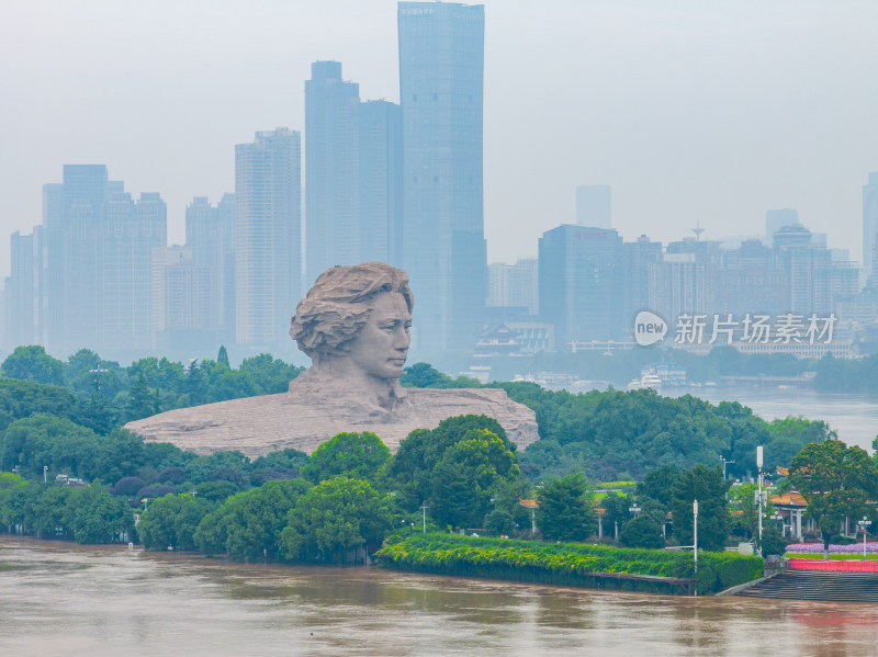 橘子洲毛泽东青年艺术雕塑的涨水航拍