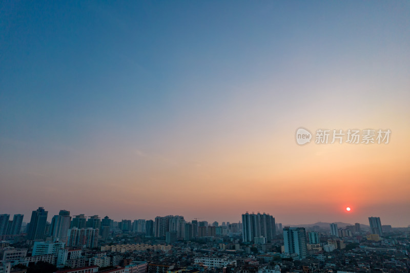 海边城市广西北海晚霞夜幕降临航拍摄影图