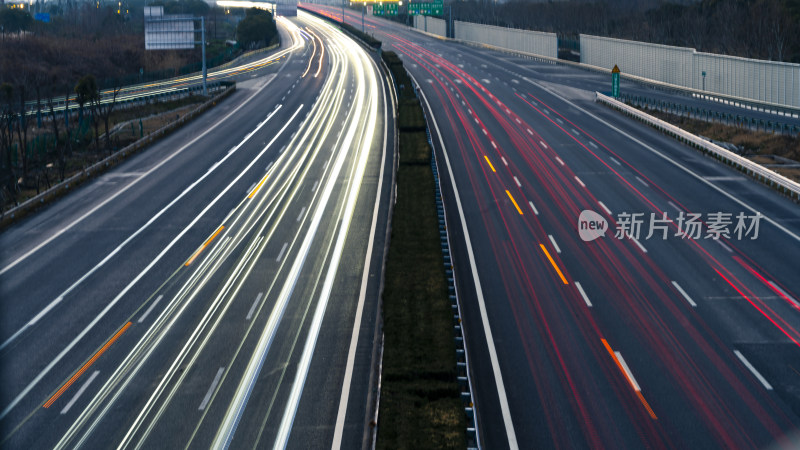 高速公路上的光轨夜景