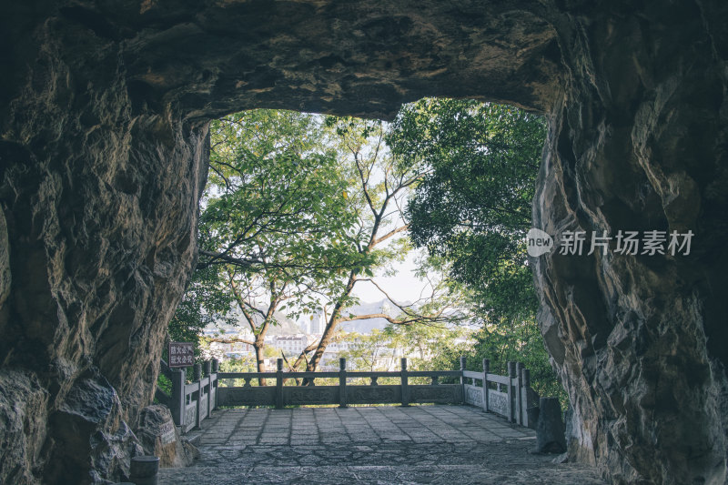 广西柳州箭盘山溶洞内向外看