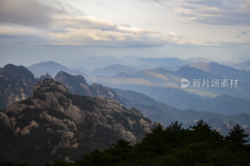 黄山 群山峻岭间的晨曦 云海 山峦 峰峦叠嶂