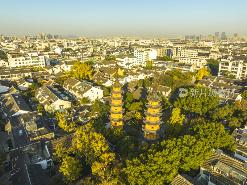 航拍秋日晨光下的苏州双塔罗汉寺