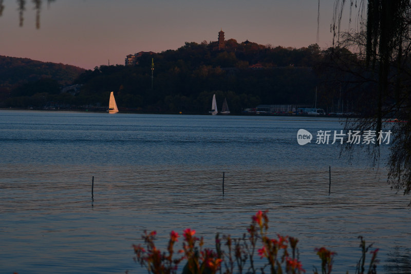 夕阳下湖上泛舟