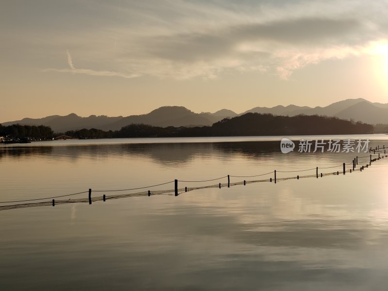 山水间平静湖面的美丽风光