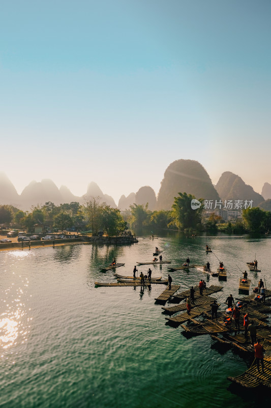 桂林山水，喀斯特地貌的漓江河畔，以及竹筏