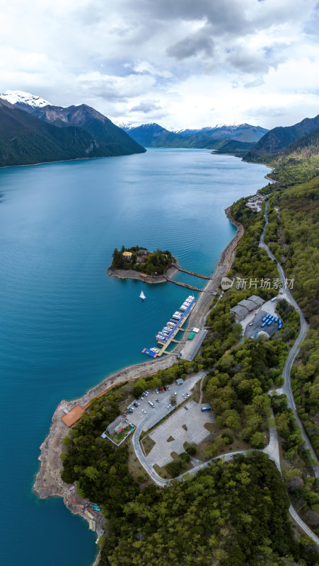 西藏林芝地区巴松错村庄神湖春色高空航拍