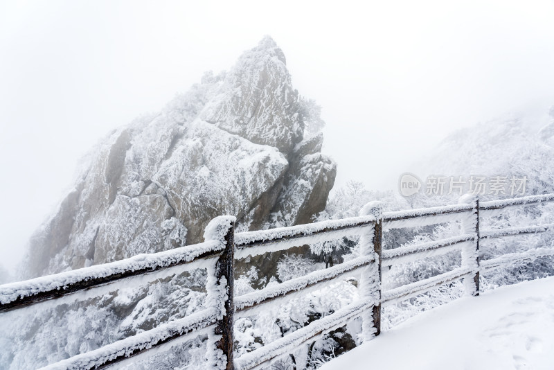 冬天大雪景区步道栏杆