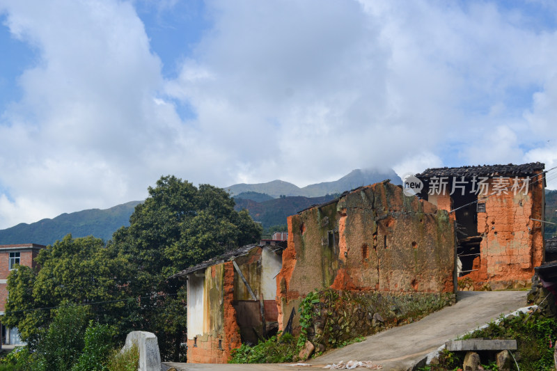 乡村俯瞰图，青山绿树环绕下的村落景象