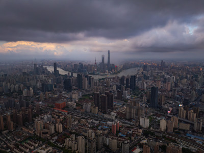 航拍暴风雨前的上海黑云压城乌云密布