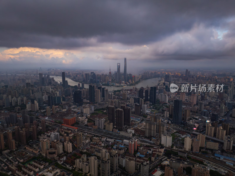 航拍暴风雨前的上海黑云压城乌云密布